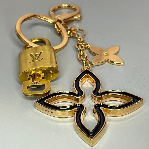 Louis Vuitton Lock and Key Set #304 with a Flower Keychain - Picture 1 of 5
